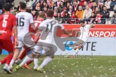 3. Liga; Rot-Weiss Essen - FC Ingolstadt 04; Freistoß Max Besuschkow (17, FCI)