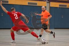 Hallenturnier MTV Ingolstadt - Saison 2025/26 - SV Zuchering - SV Kasing - Ömer Sali orange Kasing - Berthold Schneider rot Zuchering - Foto: Meyer Jürgen