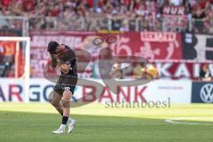 DFB-Pokal; FC Ingolstadt 04 - 1. FC Kaiserslautern; Niederlage, hängende Köpfe Ryan Malone (16, FCI) 1:2