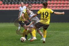 2. Bundesliga Frauen - Saison 2024/25 - FC Ingolstadt 04 Frauen - SV Weinberg - Nina Penzkofer (Nr.29 - FCI Frauen) - Wqiesinger Eva gelb #19 Weinberg - Grimm Anna gelb Weinberg li - Foto: Meyer Jürgen