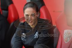 3. Liga; FC Ingolstadt 04 - VfL Osnabrück; Cheftrainerin Sabrina Wittmann (FCI) an der Seitenlinie, Spielerbank