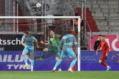 3. Liga; FC Ingolstadt 04 - FC Viktoria Köln; boxt den Ball weg Torwart Kai Eisele (25, FCI) Eisenhuth Tobias (6 VK)