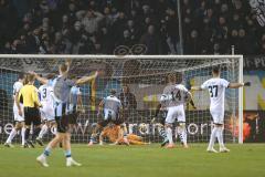 3. Liga; SV Waldhof Mannheim - FC Ingolstadt 04; Torwart Marius Funk (1, FCI) rettet den Ball Lohkemper Felix (9 SVWM) Torchance verpasst