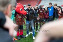 3. Liga; FC Ingolstadt 04 - Rot-Weiss Essen; Sieg Jubel Freude Besprechung auf dem Feld Kreis Cheftrainer Achim Beierlorzer (FCI) Team Mannschaft