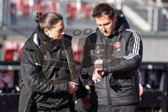 Testspiel; 1. FC Nürnberg - FC Ingolstadt 04 - vor dem Spiel Cheftrainerin Sabrina Wittmann (FCI) mit Cheftrainer Miroslav Klose (FCN)