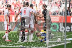 3. Liga; Rot-Weiss Essen - FC Ingolstadt 04; Tumult im Tor von Torwart Golz Jakob (1 RWE), Jasper Maljojoki (23, FCI) ist im Sturm mit Torwart Golz Jakob (1 RWE) zusammengestoßen der liegenbleibt, Diskussion mit Schiedsrichter Schultz Michael (4 RWE) Gjas