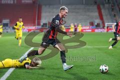 3. Liga; FC Ingolstadt 04 - Borussia Dortmund II; Dennis Borkowski (7, FCI) Jessen Niklas (29 BVB2) Zweikampf Kampf um den Ball