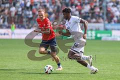 3. Liga; SpVgg Unterhaching - FC Ingolstadt 04; Zweikampf Kampf um den Ball Bryang Kayo (48, FCI) Winklbauer Thomas (11 SpVgg)