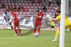 Toto Pokal; FC Memmingen - FC Ingolstadt 04, 2. Runde; Torchance verpasst Obed Ugondu (17, FCI) Dominik Dewein (22 FCM) hält Michael Bergmann (15 FCM)