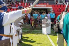 3. Liga; FC Ingolstadt 04 - Würzburger Kickers; Ingolstädter Stadtwache steht Spalier beim Einmarsch der Mannschaften