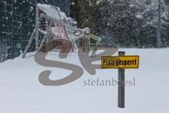 2023_12_1 - - Saison 2023/24 - Schnee auf dem Fussballplatz - SV Zuchering - Platz ist gesperrt - Schild platz ist gesperrt Schnee Tor Spielabsage Schnee - Foto: Meyer Jürgen