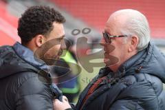 3. Liga - Saison 2025/26 - FC Ingolstadt 04 - Energie Cottbus - Vorsitzender des Vorstandes Peter  Jackwerth (FCI) spricht mit Leon Guwara - XXXXX - Foto: Meyer Jürgen