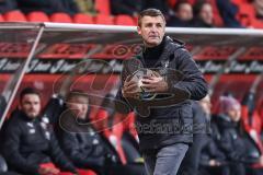 3. Liga; FC Ingolstadt 04 - Erzgebirge Aue; Cheftrainer Michael Köllner (FCI) an der Seitenlinie, Spielerbank