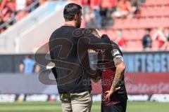 2.BL; FC Ingolstadt 04 - 1. FC Heidenheim; Niederlage 1:2, Sportmanager Malte Metzelder (FCI) tröstet Dennis Eckert Ayensa (7, FCI)