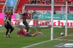 3.Liga - Saison 2023/2024 - FC Ingolstadt 04 -  1. FC Saarbrücken - Der 2:2 Ausgleichstreffer durch Jannik Mause (Nr.7 - FCI) - Torwart Tim Paterok (Nr.30 - Saarbrücken) - Julian  Klügl (Nr.31 - FCI) - jubel - Foto: Meyer Jürgen