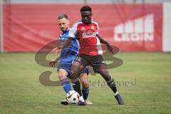Kreisliga - Saison 2026/27- Türkisch SV Ingolstadt - SV Hundszell - Boubacarr Saho rot Türkisch  - Manuel Wittmann blau Hundszell - Foto: Meyer Jürgen