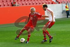 Paul Breitner im Zweikampf mit Thorsten Wolff. Foto: Adalbert Michalik