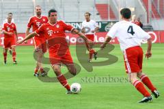 Roy Makaay im Zweikampf gegen Josef Vollnhals. Foto: Adalbert Michalik
