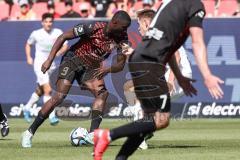 3. Liga; FC Ingolstadt 04 - Hallescher FC; Zweikampf Kampf um den Ball Daouda Beleme (9, FCI)