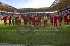 3. Liga; Alemannia Aachen - FC Ingolstadt 04; Sieg Jubel Freude 0:1, Spieler bedanken sich bei den Fans im Tivoli