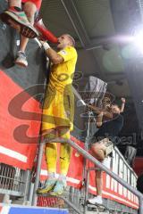 Toto-Pokal - Saison 2023/2024 - FC Ingolstadt 04 - Jahn Regensburg - Elmeterschießen gewonnen - jubel - Torwart Marius  Funk (Nr.1 - FCI) hält den Elfmeter - auf dem weg zu den Fans - Megaphon - Foto: Meyer Jürgen