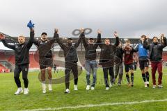 3. Liga; FC Ingolstadt 04 - Rot-Weiss Essen; Sieg Jubel Freude Tanz Spieler bedanken sich bei den Fans mit Cheftrainer Achim Beierlorzer (FCI) Co- Trainer Nico Antonitsch (FCI) Simon Lorenz (32, FCI) Athletik-Trainer Rafael Lopez (FCI) Co-Trainer Markus F