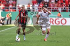 DFB-Pokal; FC Ingolstadt 04 - 1. FC Kaiserslautern; Zweikampf Kampf um den Ball Dennis Borkowski (7, FCI) Robinson Leon (37 FCK)