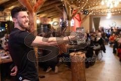 3. Liga; FC Ingolstadt 04 - Fantreffen im Sport-Treff Senners Alm, volles Haus; Maskrugstemmen, Linus Rosenlöcher (19, FCI) gibt die Ausgangszeit vor