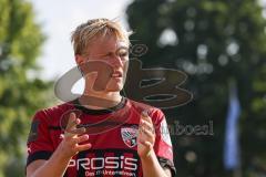 Toto-Pokal; Finale; FV Illertissen - FC Ingolstadt 04; Tobias Bech (11, FCI) applaudiert zu den mitgereisten Fans