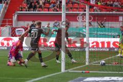 3.Liga - Saison 2023/2024 - FC Ingolstadt 04 -  1. FC Saarbrücken - Der 2:2 Ausgleichstreffer durch Jannik Mause (Nr.7 - FCI) - Torwart Tim Paterok (Nr.30 - Saarbrücken) - Julian  Klügl (Nr.31 - FCI) - jubel - Foto: Meyer Jürgen