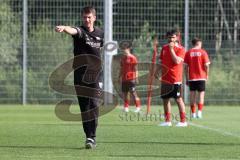 Bayernliga - Saison 2023/2024 - FC Ingolstadt 04 II - U21 - Trainingsauftakt - Cheftrainer Thomas Karg (FCI II) gibt Anweisungen - Foto: Meyer Jürgen