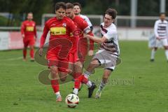 Kreisliga - Saison 2025/26- TSV Kösching - SV Kasing - David Ostermeier links rot Kösching - Valentin Hafner rot mitt Kösching - Marius Magdic weiss Kasing - Foto: Meyer Jürgen