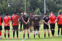 3.Liga - Saison 2023/2024 - Trainingsauftakt - FC Ingolstadt 04 - Die Mannschaft wird von Cheftrainer Michael Köllner (FCI) begrüsst und erhält Anweisungen -  - Foto: Meyer Jürgen