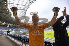 3. Liga; Hannover 96 II - FC Ingolstadt 04; Sieg Jubel Freude 0:4, Spieler bedanken sich bei den Fans und gehen hoch zu ihnen,Tanz Gesang Fahnen Torwart Marius Funk (1, FCI) Simon Lorenz (32, FCI)