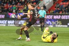 3. Liga; FC Ingolstadt 04 - Borussia Dortmund II; Zweikampf Kampf um den Ball Simon Lorenz (32, FCI) Pohlmann Ole (30 BVB2)