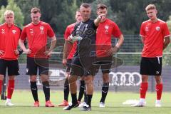 3.Liga - Saison 2023/2024 - Trainingsauftakt - FC Ingolstadt 04 - Cheftrainer Michael Köllner (FCI) gibt Anweisungen -  - Foto: Meyer Jürgen