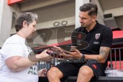 Saisoneröffnung; 3. Liga; FC Ingolstadt 04 am Audi Sportpark; Autogrammstunde nach der Vorstellung, Pascal Testroet (37, FCI)