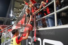 3. Liga; FC Ingolstadt 04 - SV Waldhof Mannheim; Sieg Jubel Freude Spieler bedanken sich bei den Fans, Autogramme Deniz Zeitler (38, FCI)