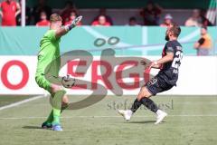 DFB-Pokal; FC Ingolstadt 04 - 1. FC Kaiserslautern; Torchance verpasst David Kopacz (29, FCI) Torwart Krahl Julian (1 FCK)