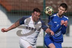 Kreisklasse - Saison 2025/26- TSV Etting - FC Arnsberg - Philipp Heckner weiss Etting  - Jan Kreutz blau Arnsberg - Foto: Meyer Jürgen