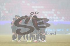 3. Liga; SSV Jahn Regensburg - FC Ingolstadt 04; vor dem Spiel Teambesprechung Kreis Georgios Antzoulas (6, FCI) Fredrik Carlsen (8, FCI)