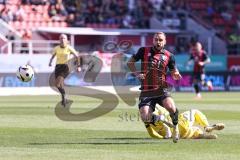 3. Liga; FC Ingolstadt 04 - Rot-Weiss Essen; David Kopacz (29, FCI) wird von Torwart Golz Jakob (1 RWE) gestoppt