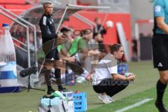 3. Liga; FC Ingolstadt 04 - 1. FC Schweinfurt 05; Cheftrainerin Sabrina Wittmann (FCI) an der Seitenlinie, Spielerbank