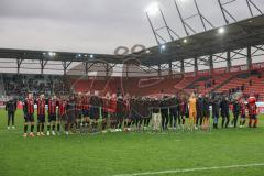 3. Liga; FC Ingolstadt 04 - Erzgebirge Aue; Sieg Jubel Freude Spieler bedanken sich bei den Fans