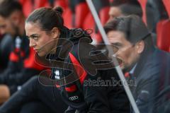 3. Liga; FC Ingolstadt 04 - SSV Ulm; Cheftrainerin Sabrina Wittmann (FCI) an der Seitenlinie, Spielerbank