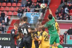 3. Liga; FC Ingolstadt 04 - Dynamo Dresden; Torwart Schreiber Tim (1 DD) boxt Ball weg Lukas Fröde (34, FCI) Benjamin Kanuric (8, FCI) Marx Jan-Hendrik (26 DD) Risch Sascha (28 DD)