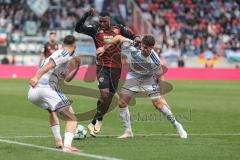 3. Liga; FC Ingolstadt 04 - MSV Duisburg; Zweikampf Kampf um den Ball Obed Ugondu (17, FCI) Fleckstein Tobias (5 MSV) Bulic Rasim (6 MSV)