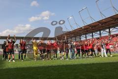 3. Liga; FC Ingolstadt 04 - SSV Ulm 1846; Sieg Jubel Freude 4:0, Spieler bedanken sich bei den Fans.