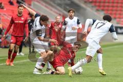 3. Liga; FC Ingolstadt 04 - SV Waldhof Mannheim; Zweikampf Kampf um den Ball Emre Gül (5, FCI) Thalhammer Maximilian (8 SVWM) Abifade Samuel (17 SVWM)