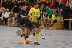 Lotto Bayern Hallencup - Lindenkreuzhalle Saison 2024/25 - FC Hitzhofen - FC Türk Sport Garching  - Thomas Schreiner schwarz Türk Garching - Mike Schmal gelb Hitzhofen - Foto: Meyer Jürgen